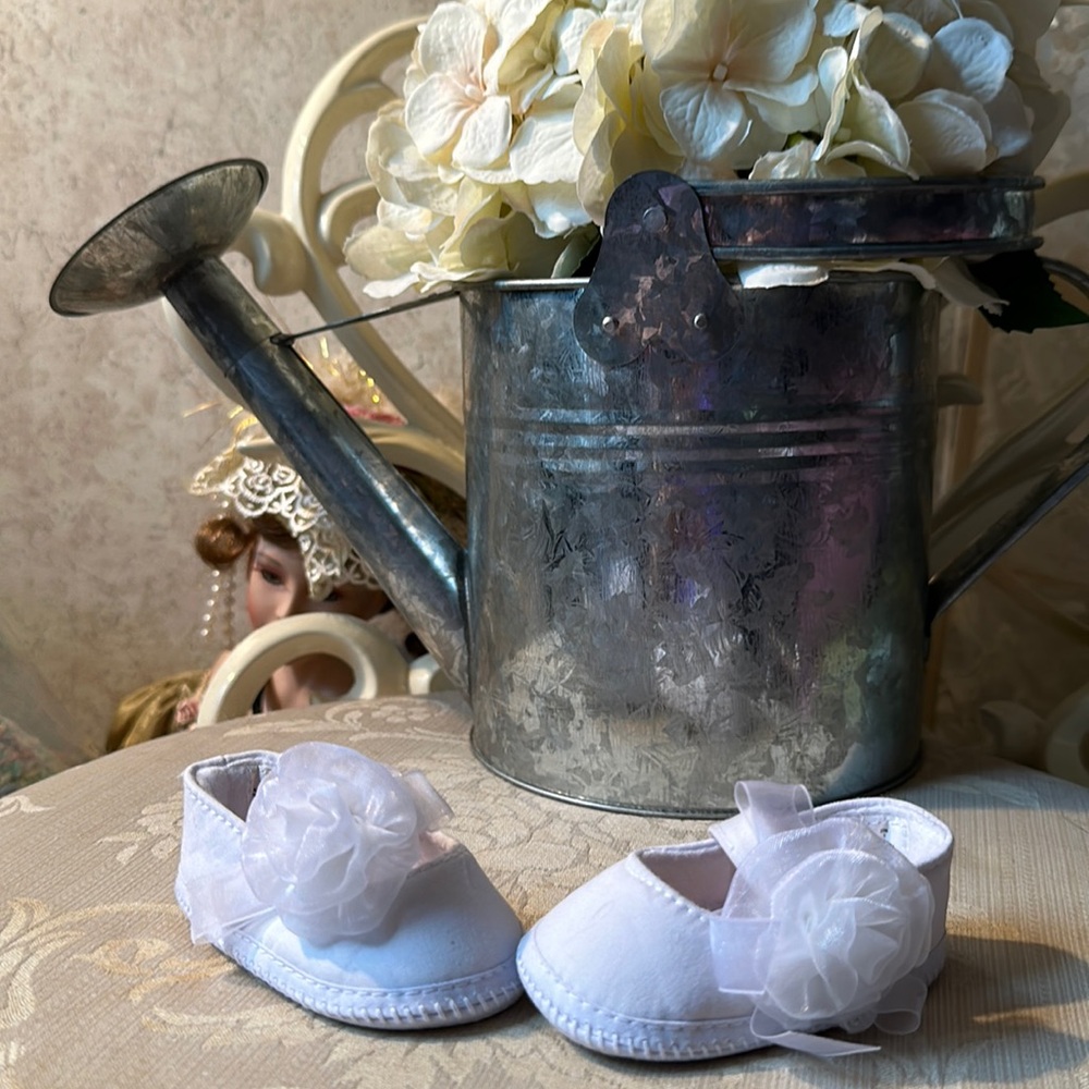 NB baby booties in white with delicate flowers made out organza - Picture 2 of 5